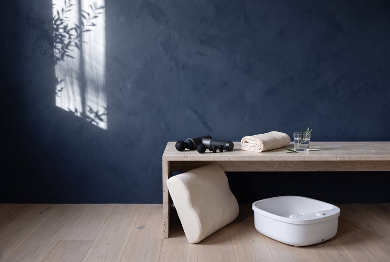 Massagepistole, Lendenwirbelkissen aus Memory Foam und elektrisches Fußbad für Wellness und Recovery zuhause