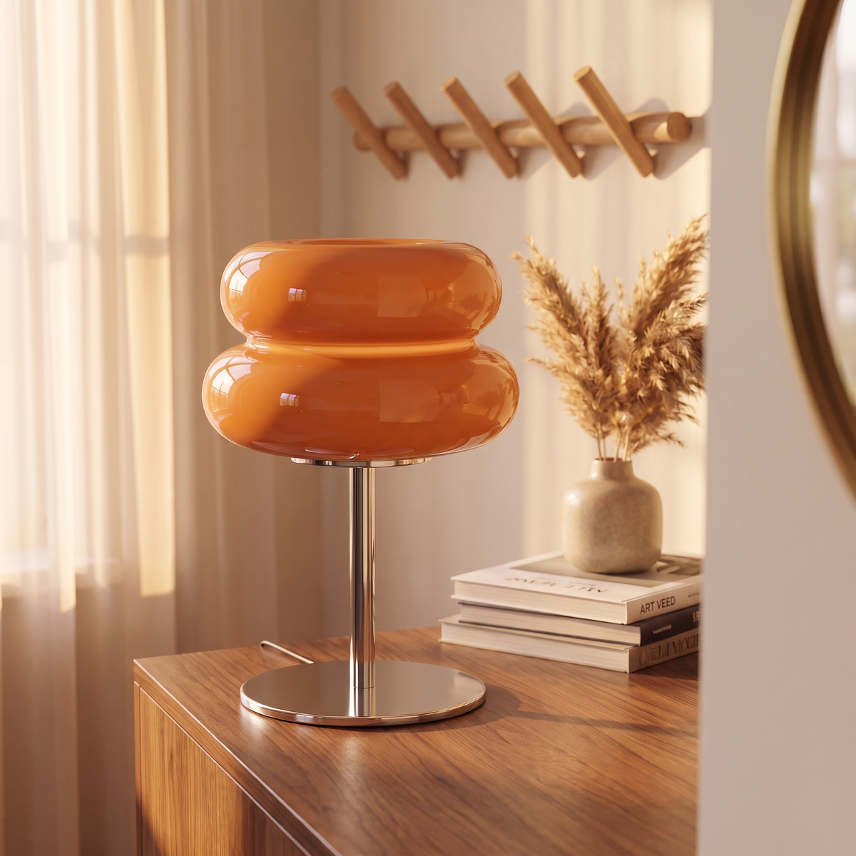 Premium Haushalt – Italienische Glastischlampe und Maeve Eichenholz-Wandregal im hellen, sonnigen Zuhause-Ambiente