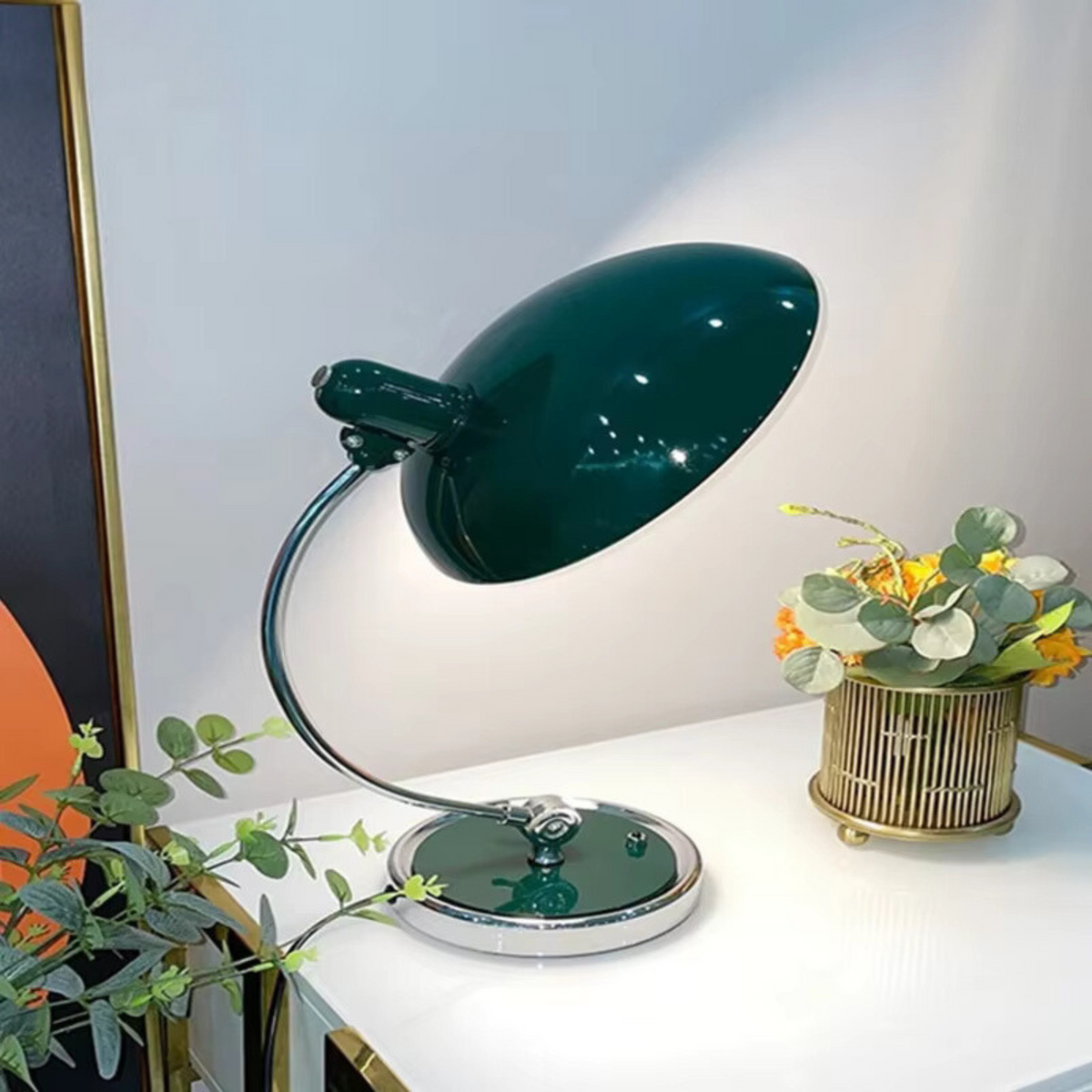 ScandiArc Tischlampe – Bauhaus-inspirierte Design-Tischleuchte mit gebogenem Metallarm in Chrom für Schreibtisch, Nachttisch & Wohnzimmer