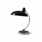 ScandiArc Tischlampe – Bauhaus-inspirierte Design-Tischleuchte mit gebogenem Metallarm in Chrom für Schreibtisch, Nachttisch & Wohnzimmer