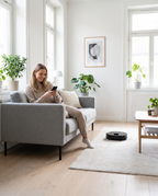 Saugroboter App Steuerung im Wohnzimmer