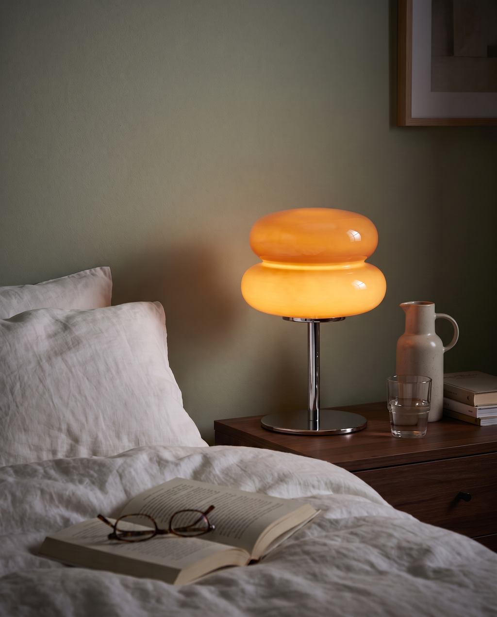 Italienische Designer-Glastischlampe – gemütliche Nachttisch-Atmosphäre am Abend
