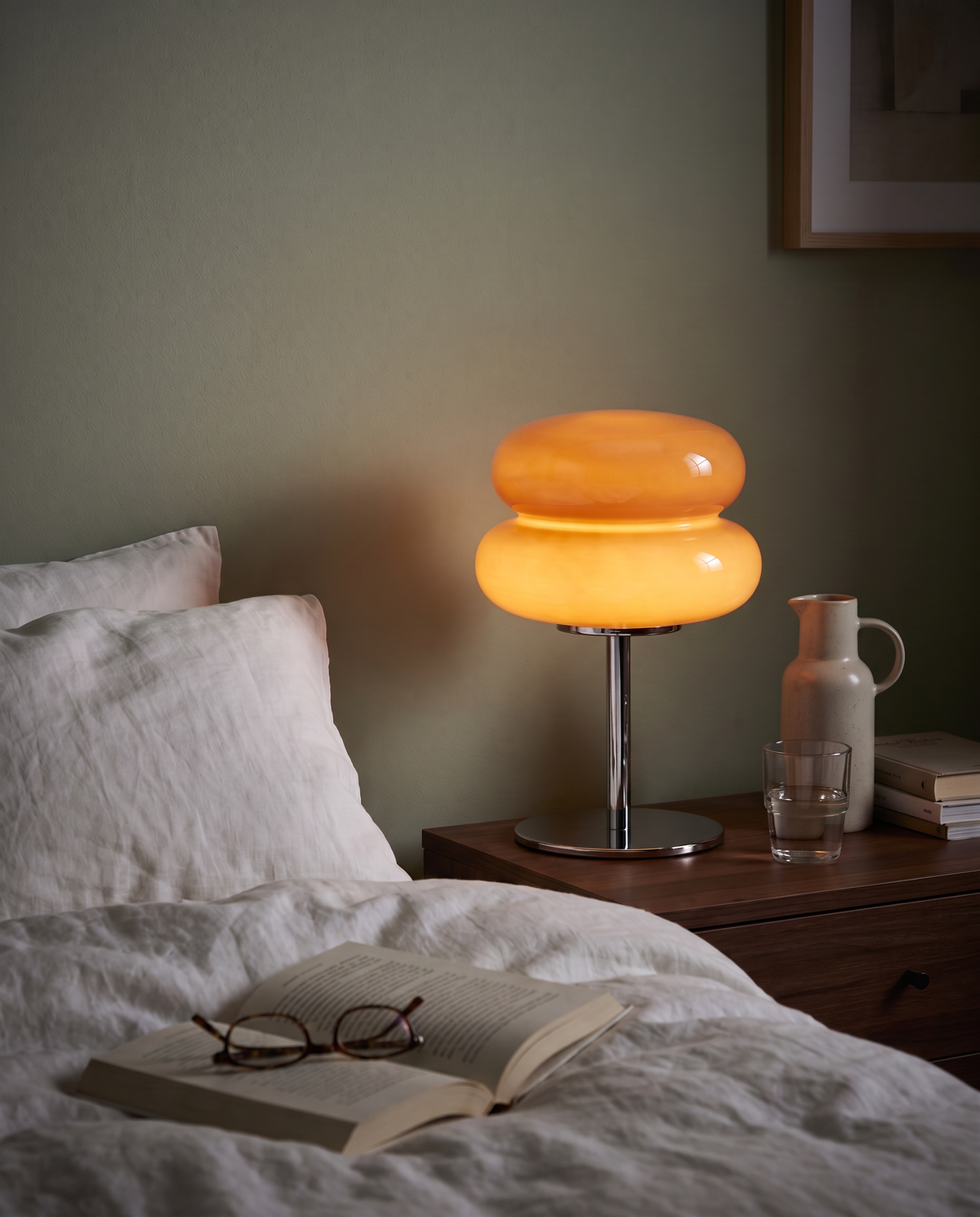 Italienische Designer-Glastischlampe – gemütliche Nachttisch-Atmosphäre am Abend