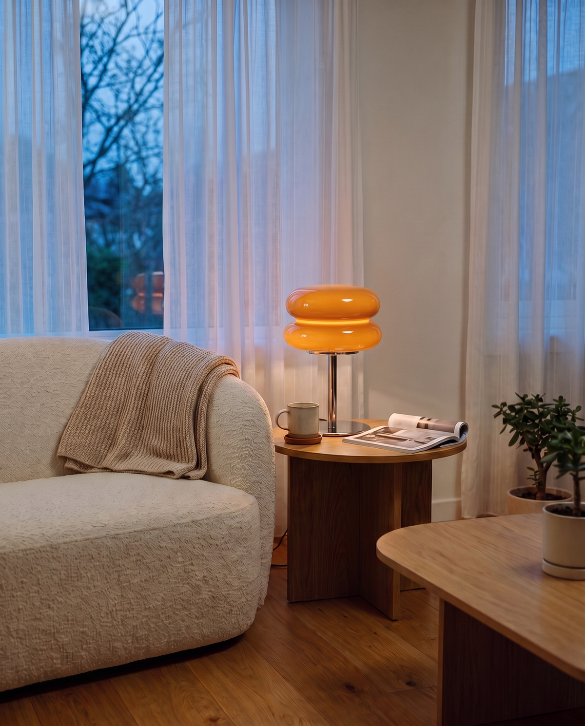 Italienische Designer-Glastischlampe – Wohnzimmer Akzentbeleuchtung in der Abenddämmerung