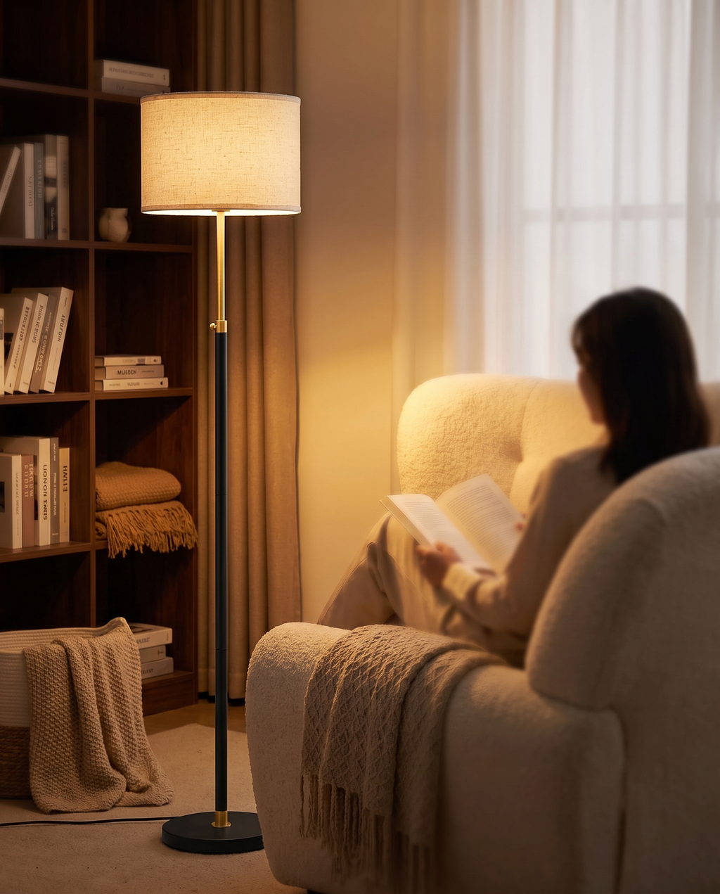 VASAGLE Stehlampe als Leselampe neben Sessel