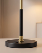 Nahaufnahme Fußtaster und Design der VASAGLE Stehlampe