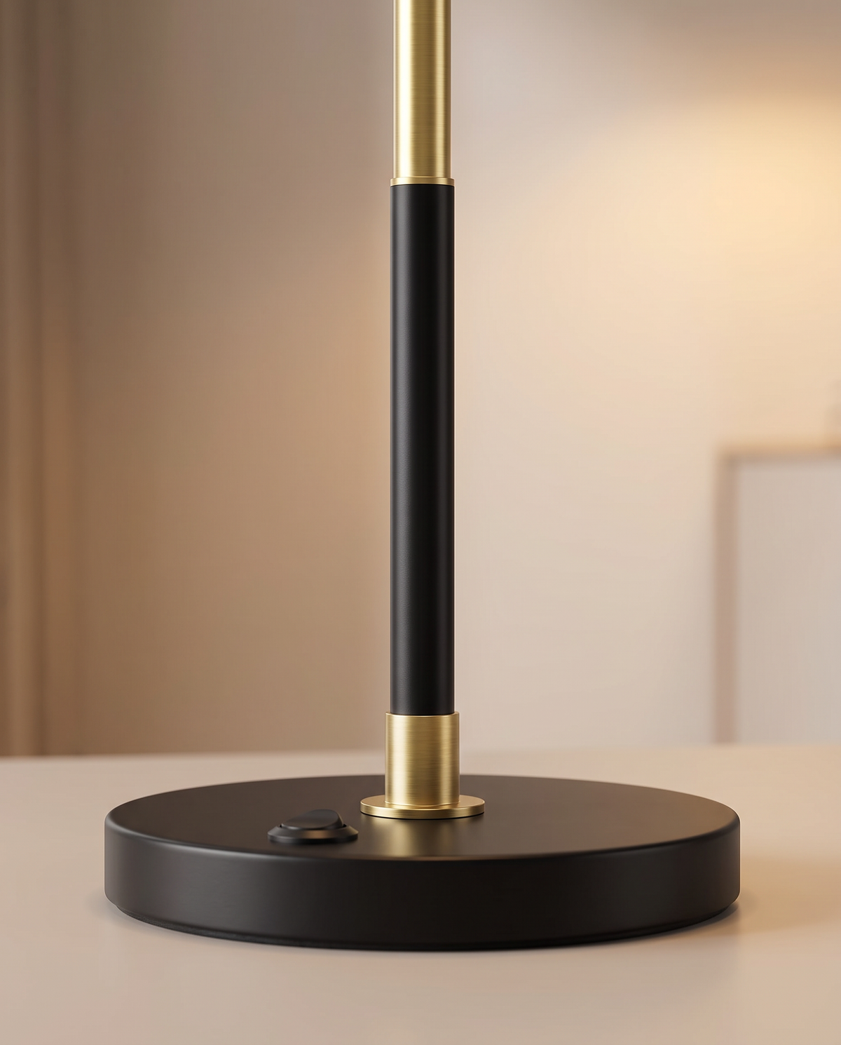 Nahaufnahme Fußtaster und Design der VASAGLE Stehlampe