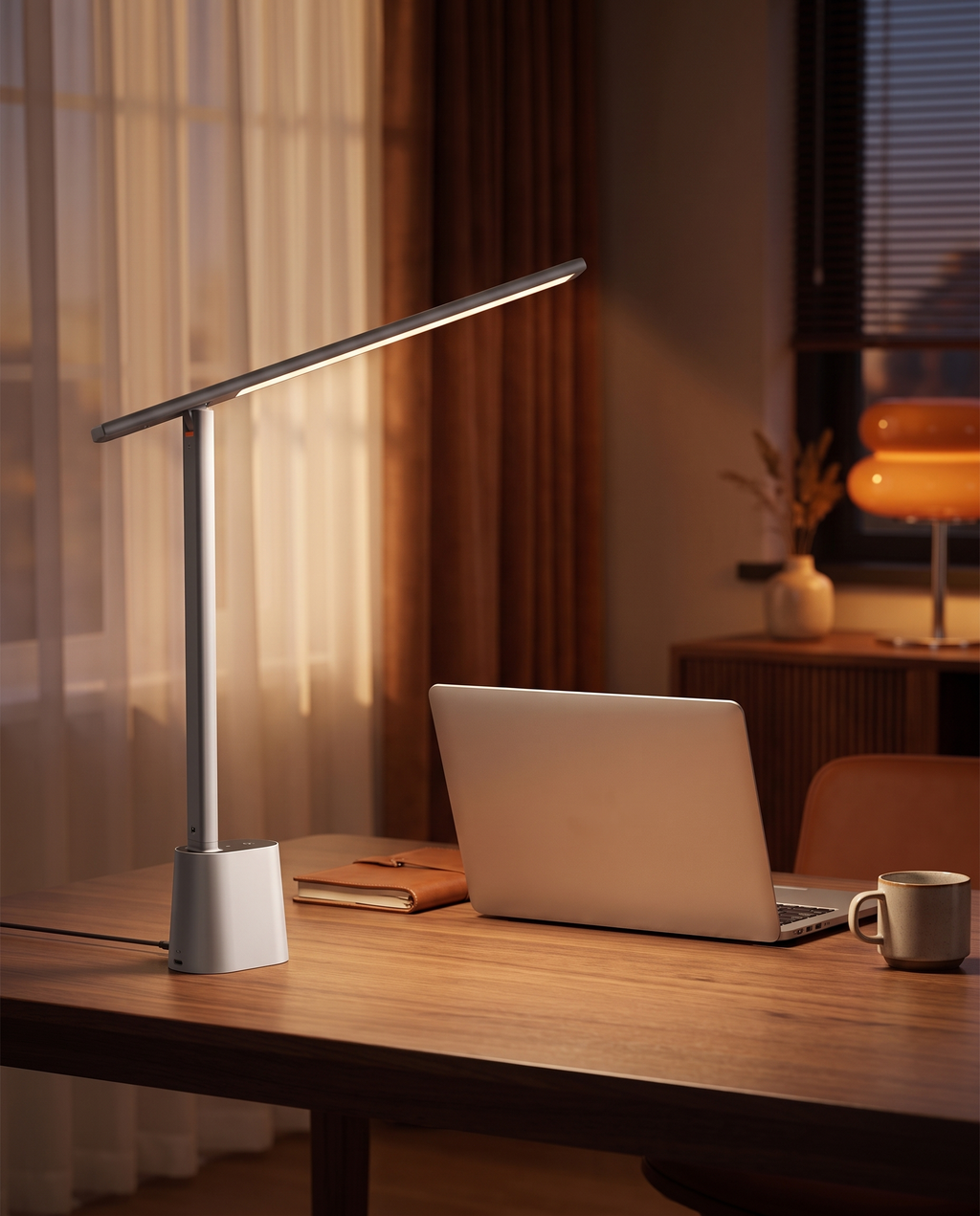 Baseus LED-Schreibtischlampe im Homeoffice am Abend