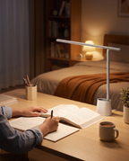 Baseus LED-Schreibtischlampe beim Lernen