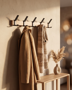 Nordische Wandgarderobe mit 5 verstellbaren Doppelhaken – Garderobenhaken aus Gummibaumholz & Aluminium in Schwarz & Holzoptik für Flur & Schlafzimmer
