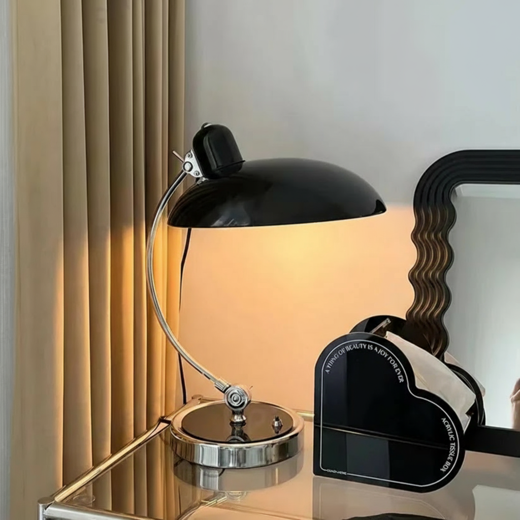 ScandiArc Tischlampe – Bauhaus-inspirierte Design-Tischleuchte mit gebogenem Metallarm in Chrom für Schreibtisch, Nachttisch & Wohnzimmer