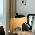 ScandiArc Tischlampe – Bauhaus-inspirierte Design-Tischleuchte mit gebogenem Metallarm in Chrom für Schreibtisch, Nachttisch & Wohnzimmer
